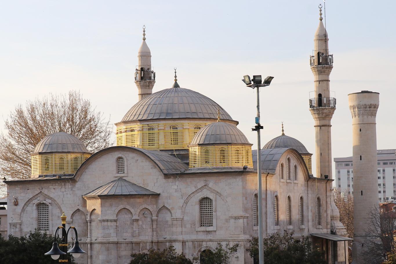 Cuma namazı cami avlusu ve belirlenen alanlarda kılınacak